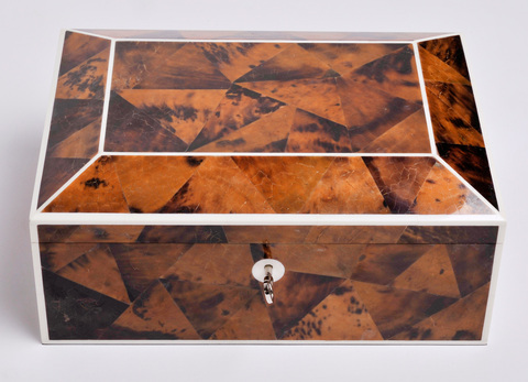 H1-03_jewellery_box_in_penshell_and_bone__medium_1_main